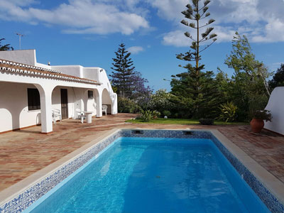 Bild Schwimmbad und Liegefl&auml;che